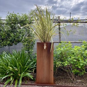 Fontana fioriera in acciaio corten misura 36x36 h90cm