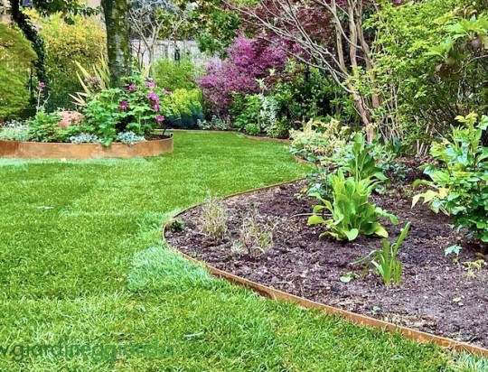  Le bordure ad incastro in CORTEN delimitano quello che vuoi nel tuo giardino.