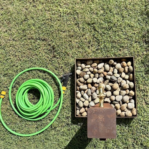 colonna-rubinetto-corten-attacco-rapido-rubinetto-singolo-dettaglio-coperchio-giardineggiando