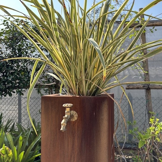 fontana-con-porta-vaso-corten-dettaglio-porta-vasogiardineggiando