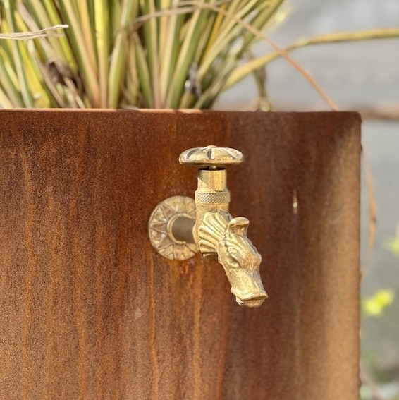 fontana-con-porta-vaso-corten-dettaglio-rubinetto-giardineggiando