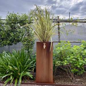 Fontana fioriera in acciaio corten misura 36x36 h90cm
