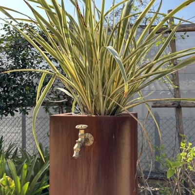 fontana-con-porta-vaso-corten-dettaglio-porta-vasogiardineggiando
