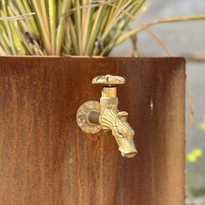 fontana-con-porta-vaso-corten-dettaglio-rubinetto-giardineggiando