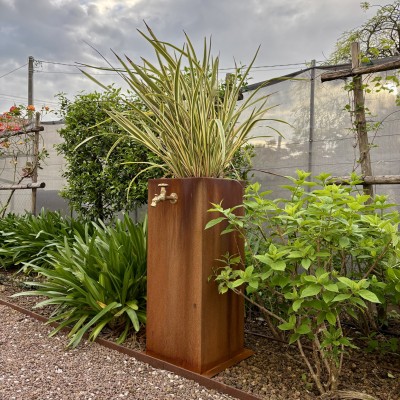 fontana-con-porta-vaso-corten-dettaglio-vista-laterale-dx-giardineggiando