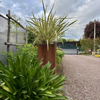 fontana-con-porta-vaso-corten-dettaglio-vista-laterale-giardineggiando